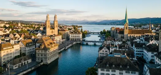SEO Experte Zürich bei der Arbeit im Büro